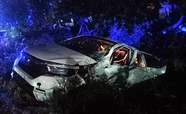 NYEMPLUNG KALI: Kondisi mobil Honda Brio Satya usai tercebur di sungai di tepi Jalan Pattimura, Pandaan, dini hari kemarin. (Satlantas Polres Pasuruan for Radar Bromo)