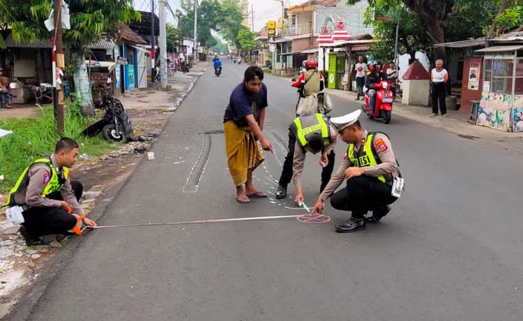 NAHAS: Petugas saat melakukan olah TKP kecelakaan maut di jalur Bangil-Pandaan masuk Desa Sidowayah, Kecamatan Beji, kemarin pagi. (Satlantas Polres Pasuruan for Radar Bromo)