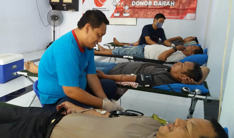 DONOR : Seorang warga Kraksaan sedang melakukan donor darah. Stok darah terbatas perlu penambahan stok.