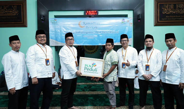 PEDULI: Santunan anak yatim dalam kegiatan Ramadhan Berkah PT PLN Nusantara Power UP Paiton Tahun 2023.