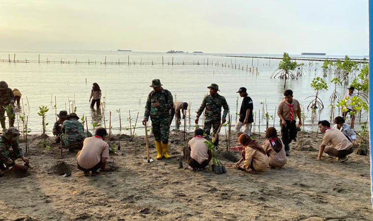 PENANAMAN: PT PLN NP UP Paiton mendukung kegiatan penanaman mangrove nasional yang dilaksanakan jajaran TNI di seluruh Indonesia.