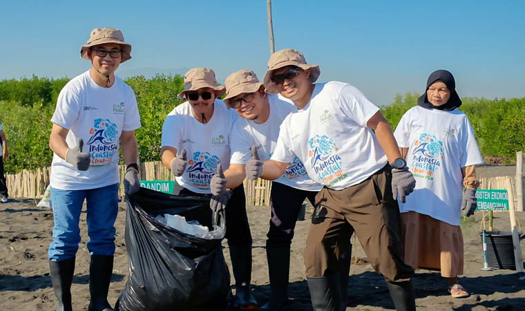 LINGKUNGAN: Coastal Clean Up (CCU) di Pantai Greenthing Desa Randutatah, Kecamatan Paiton, Kabupaten Probolinggo, dalam rangka Memperingati Hari Lingkungan Hidup Sedunia 2023.