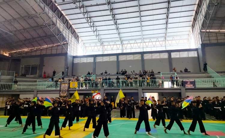 Penampilan pencak silat seni oleh siswa ranting Kanigaran saat pembukaan SH Cup 2.