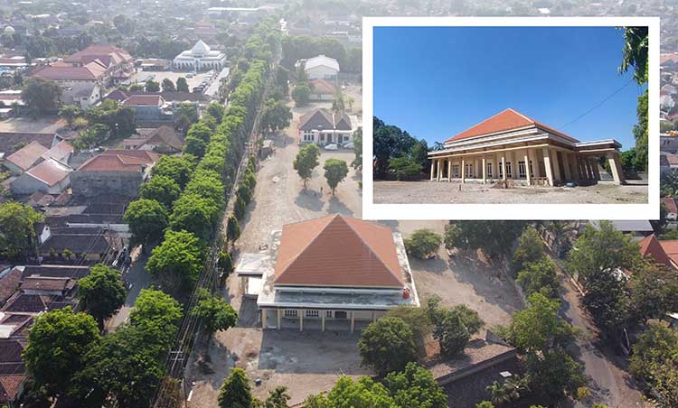 BELUM DIMANFAATKAN: Gedung perpustakaan daerah yang rampung dibangun 2022 lalu saat dipotret dari udara. Sampai saat ini, gedung ini belum dimanfaatkan.&nbsp; Inset; foto gedung dari bawah. (Fahreza Nuraga