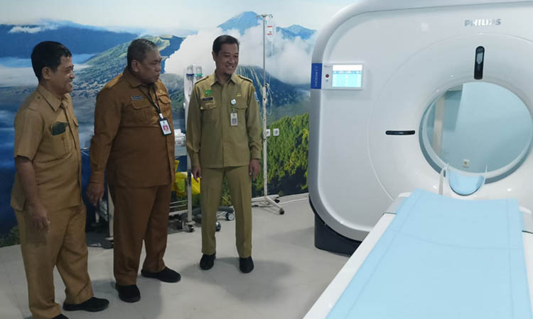 TAMBAH FASILITAS: Plt Direktur RSUD Waluyo Jati Hariawan Dwi Tamtomo (kanan) melihat CT scan yang menjadi pelayanan baru.