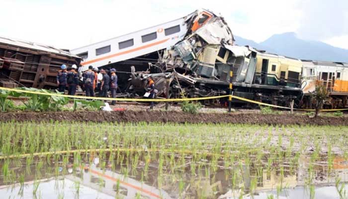 Kondisi KA Turangga dan commuter Bandung Raya usai tabrakan adu moncong.