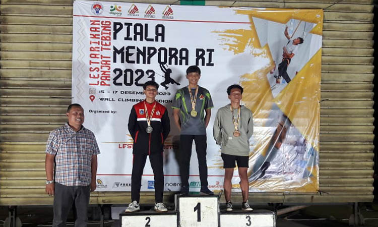 JAWARA: Bomantara Bintang Prayuda saat menerima medali emas pada ajang Piala Menpora RI 2023 yang berlangsung di Pakansari, Bogor, Jawa Barat pada Jumat (15/12) hingga Minggu (17/12).
