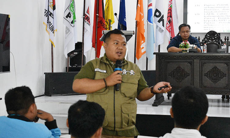 SOSIALISASI: Komisioner KPU Kabupaten Probolinggo Divisi Teknis Penyelenggaraan Agus Hariyanto Andinata saat sosialisasi tentang kewajiban laporan LADK di hadapan belasan LO parpol, Kamis (4/1).