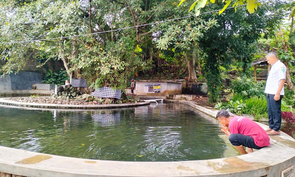 SEGAR: Sumber Segaran yang memiliki air jernih dan segar. Sumber setempat dipercaya memiliki khasiat untuk bisa menyembuhkan penyakit kulit, gangguan gaib , hingga membuat awet muda dan lapang jodoh.