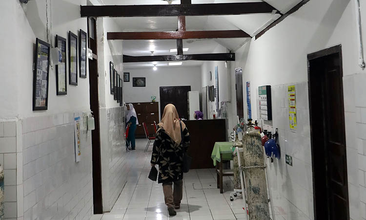 KHAS BELANDA: Kondisi lorong menuju ruang bersalin di RSUD dr Mohamad Saleh pada tahun 2023. Tampak kuda-kuda khas bangunan Belanda.