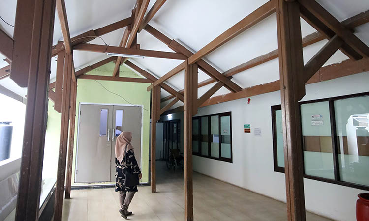 KHAS BELANDA: Kondisi lorong menuju ruang operasi RSUD dr Mohamad Saleh pada tahun 2023. Di sini, juga ada kuda-kuda khas bangunan Belanda.
