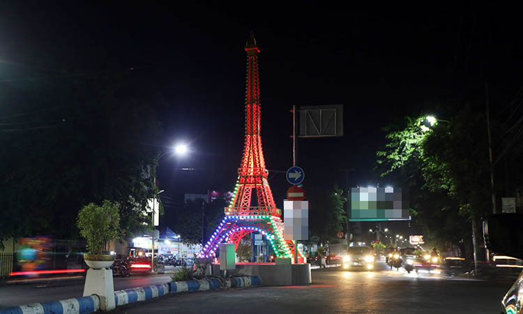 TAGIHAN DIPREDIKSI NAIK: Pembangunan Tugu Menara Eifel di Kota Probolinggo memanfaatkan listrik yang dibebankan pada PJU. Sehingga, tagihan PJU diprediksi naik.