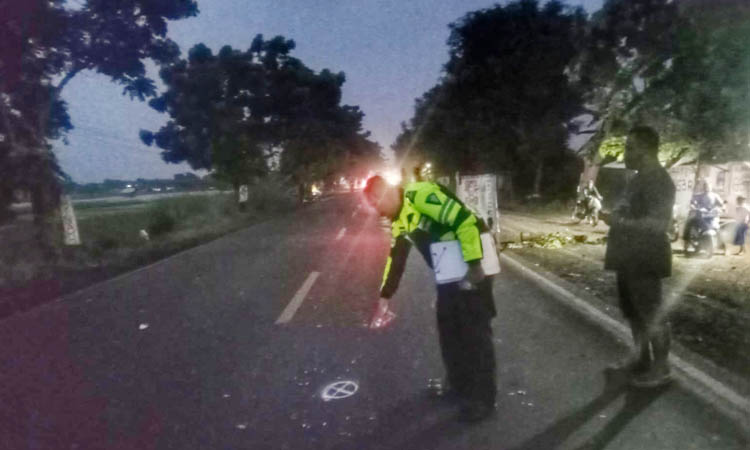 LAKA MAUT: Personel Satlantas Polres Probolinggo melakukan olah TKP kecelakaan maut di Jalan Raya Pantura, Desa Karanggeger, Kecamatan Pajarakan, Minggu (7/1) dini hari.