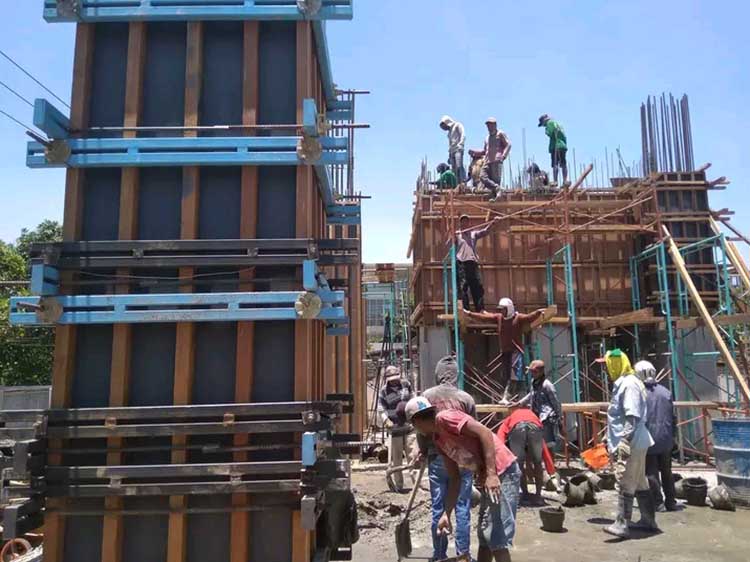 PROSES PEMBANGUNAN: Sejumlah tukang menggarap pembangunan sebuah gedung yang sebelumnya sudah didesain oleh arsitek.
