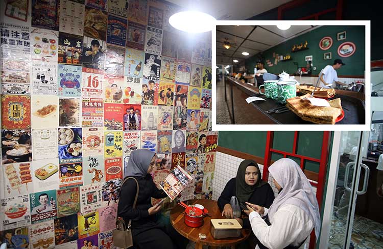 TEMPO DULU: Salah satu sudut ruangan di Kafe Kopitiam dihiasi poster-poster ala Tionghoa tempo dulu. Terlihat juga penyajian kopi yang menggunakan gelas lurik.