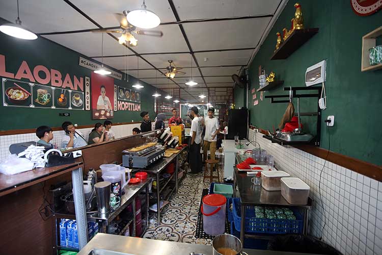 KLASIK: Suasana interior arsitektur klasik Cina Kafe Kopitiam di Jalan Dr. Sutomo, Kota Probolinggo. (Zainal Arifin/Jawa Pos Radar Bromo)