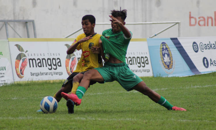 KALAH: Laga antara Assyabaab Bangil melawan PSM Madiun di stadion Semeru.