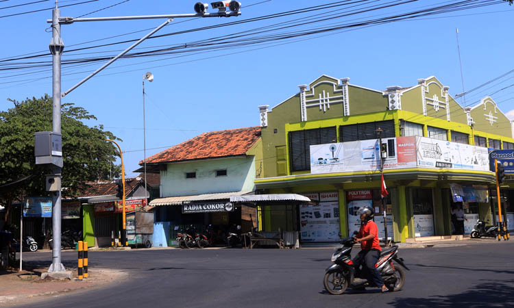 MULAI BERFUNGSI: Salah seorang pengendara motor melintas di Perempatan Laweyan, yang sudah dilengkapi dengan kamera E-TLE.