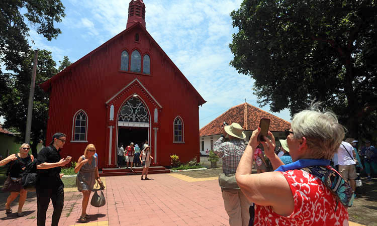 BERSEJARAH: Sejumlah wisatawan asing yang turun dari kapal pesiar mengunjungi Gereja Merah, Kota Probolinggo, Februari 2023.