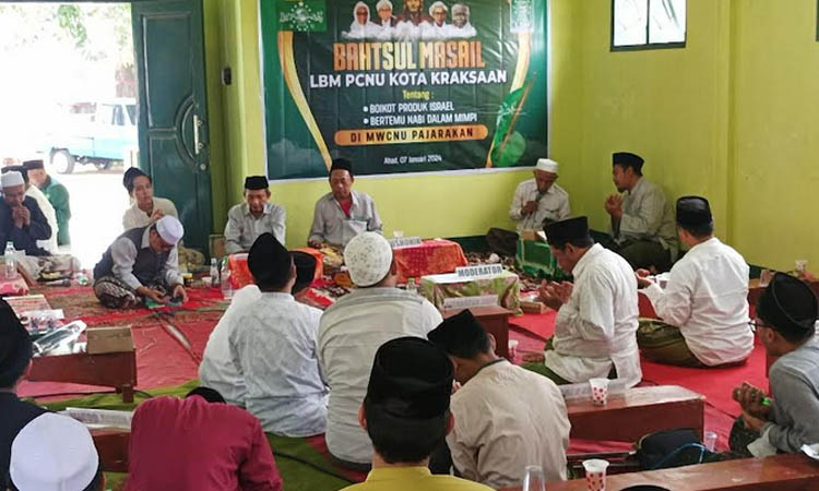 PANAS: Bahtsul Masail oleh Pengurus Cabang Lajnah Bahtsul Masa&rsquo;il (PCLBM) NU Kraksaan, Minggu (7/1) siang berlangsung panas. Ada yang pro dan kontra mengenai boikot produk Israel.