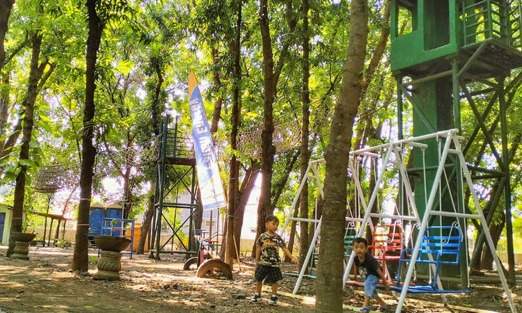 NYAMAN: Beberapa bocah sedang bermain fasilitas permainan di Hutaka. Fasilitas ini secara bertahap akan ditambah.