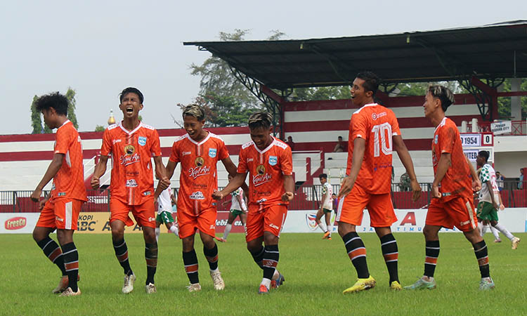 MENANG TELAK: Pemain Persipro 1954 merayakan kemenangan setelah menekuk Pasuruan United di stadion A Yani, Sumenep, Minggu (7/1) siang.