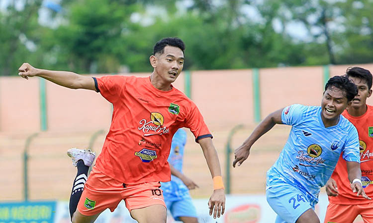 INCAR KEMENANGAN: Playmaker Persekabpas Nofi Atmaja diandalkan untuk membongkar pertahanan Persekama, siang nanti.