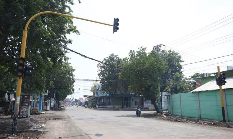 PADAM: Traffic light di simpang empat Pasar Kronong, Kota Probolinggo, padam, Senin (8/1).