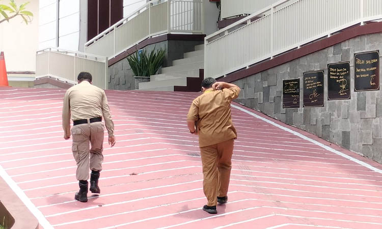 HADIRI PANGGILAN: Kepala BPKPD Ahmad Khasani saat datang ke gedung Kejari Kabupaten Pasuruan untuk memenuhi panggilan, Senin (8/1).