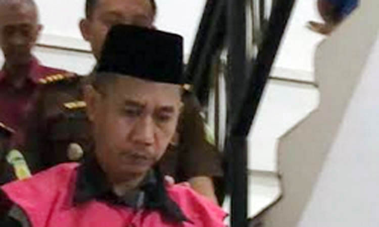 TERDAKWA: Wahyudi Sofyan saat digiring untuk ditahan.