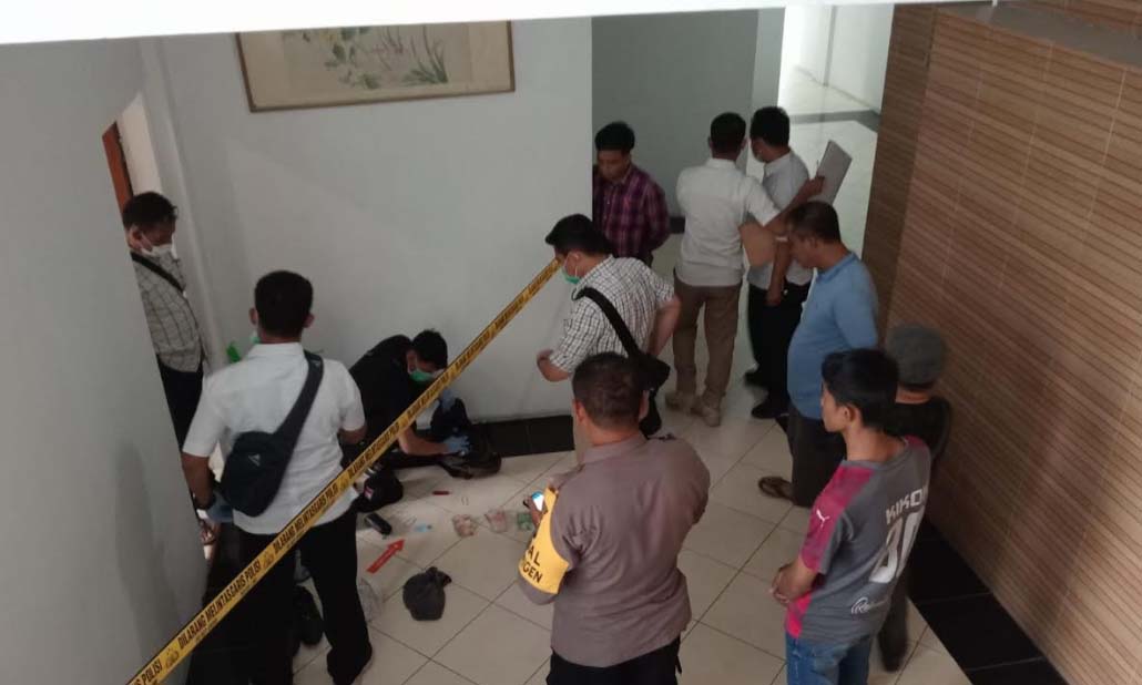 LOKASI: Polisi melakukan olah TKP di lokasi villa tempat SW ditemukan tewas.