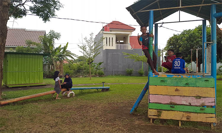 RUSAK: Sejumlah anak-anak bermain di Taman Semeru Kota Probolinggo. Terlihat salah satu jungkat-jungkit di taman ini rusak.