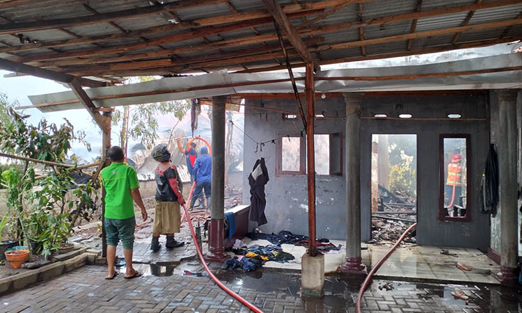 IKUT TERBAKAR: Rumah milik Samsul Arifin, 45, yang berdiri di antara dua gudang milik UD Jaya Koil ikut terbakar.