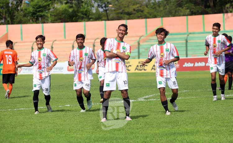 ALA MBAPPE: Selebrasi Novi Atmaja usai mencetak gol jarak jauh ke gawang Persekama. (Yuan Edo/ Radar Bojonegoro)
