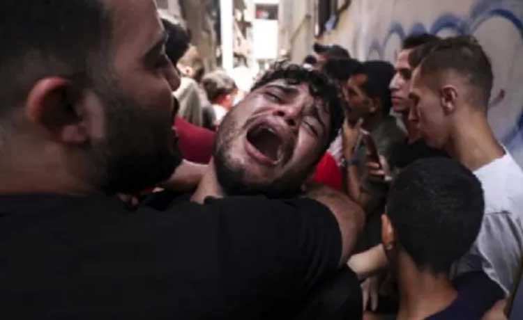 Seorang warga Gaza histeris usai kehilangan anggota keluarganya. (JawaPos.com)