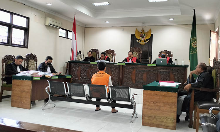 DIADILI: Andrie Wibowo Eka Wardhana diadili di Pengadilan Negeri Kraksaan, Selasa (9/1).