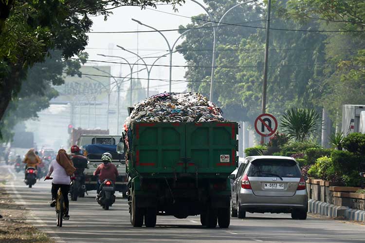 ANGKUT: Truk DLHKP Kota Pasuruan saat mengangkut sampah untuk dibawa ke TPA, beberapa waktu lalu. (Mokhamad Zubaidillah/ Radar Bromo)