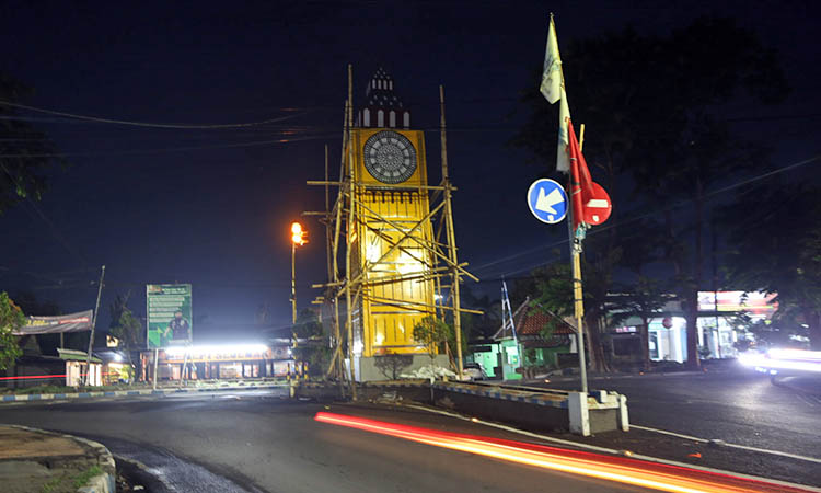 TELAT: Pembangunan ikon Big Ben di Pertigaan Loji Jalan Pahlawan Kota Probolinggo.