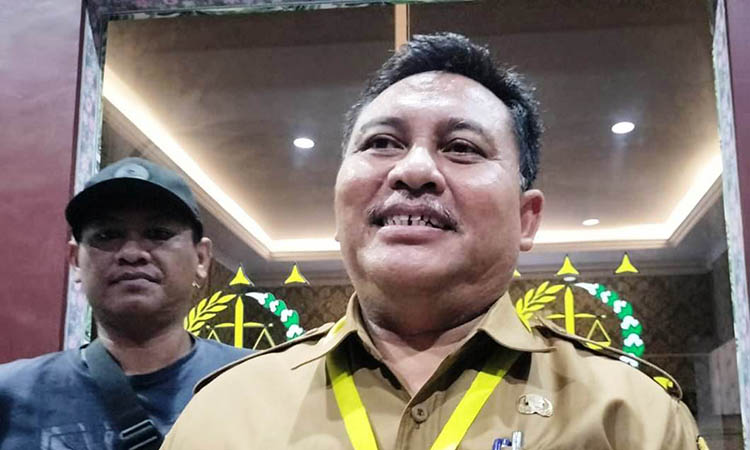KLARIFIKASI: Kepala BPKPD Ahmad Khasani saat menjawab pertanyaan wartawan usai diperiksa.