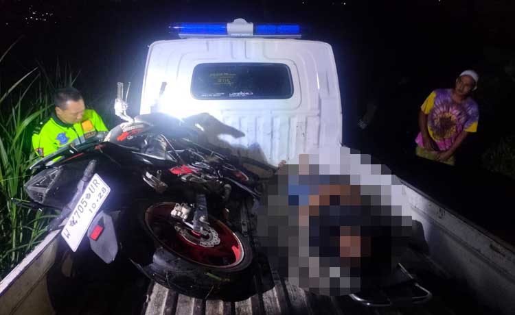 NAHAS: Korban dan motor dievakuasi dengan menggunakan mobil lantas usai alami kecelakaan tunggal di jalur Trawas-Prigen.