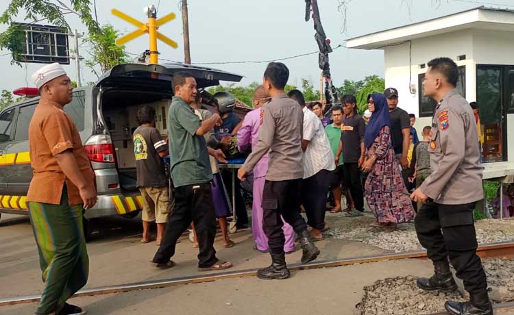 Korban Wahid saat dievakuasi ke RSUD dr Soedarsono usai terserempet KA Sri Tanjung. (Polsek Lekok for Radar Bromo)