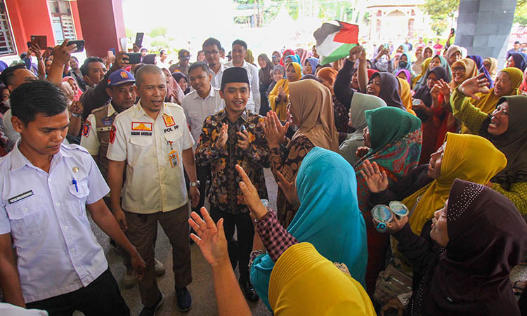TEMUI WARGA: Wawali Pasuruan Adi Wibowo saat menemui pedagang Pasar Kebonagung yang protes e-parkir dengan pemasangan e-portal.