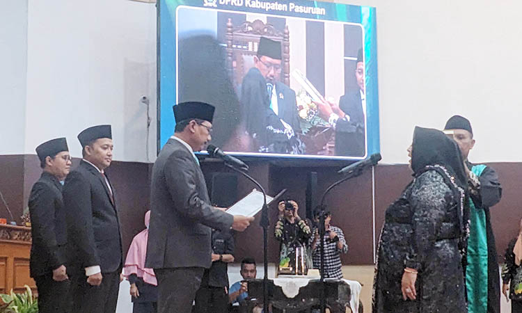 DILANTIK: Ketua DPRD Kabupaten Pasuruan HM. Sudiono Fauzan memimpin pelantikan Sulistiowahyuni secara PAW menggantikan Subriyanto anggota Fraksi Nasdem yang meninggal.
