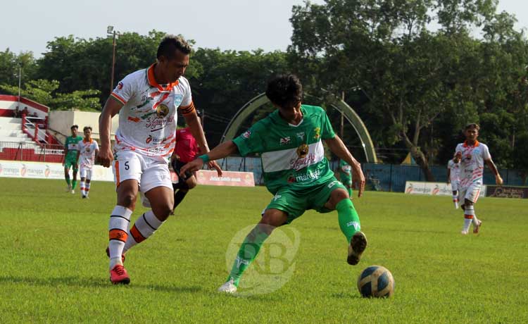 Kapten Persipro 54 Deky saat mengawal pergerakan winger Perssu dalam laga di stadion A Yani, Sumenep, Kamis sore (11/1). (Iqbal/ Radar Madura)