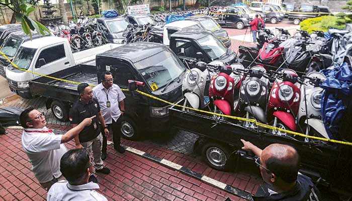 Kendaraan yang sempat ditampung di Gudang Balik PUsziad Sidoarjo kemarin dipajang di halaman Mapolda Metro Jaya. (SALMAN TOYIBI/JAWA POS)