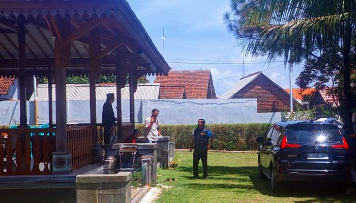 Ketua Bawaslu Arie Y (tengah) saat mendatangi kediaman mantan Bupati Pasuruan yang juga caleg DPR RI Irsyad Yusuf. (M Busthomi/ Radar Bromo)