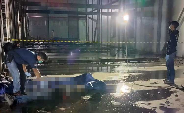 Petugas saat hendak mengevakuasi jenazah korban usai terjatuh dari ketinggian sekitar 30 meter.