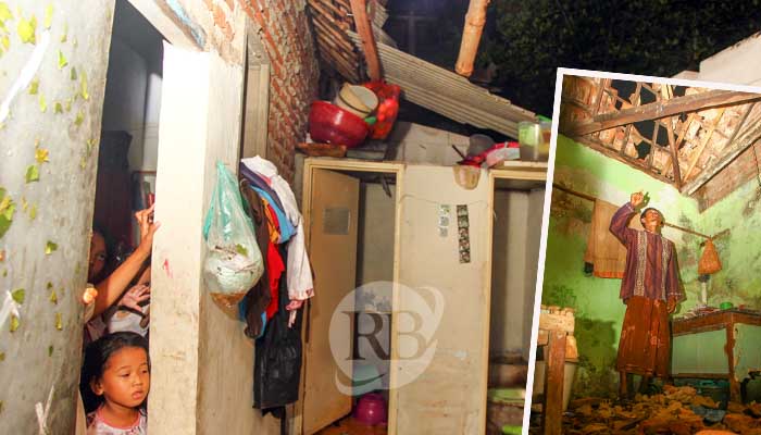 Kondisi dapur rumah Sulaiman, warga Kisik, Desa Kalirejo, Kraton, yang rusak usai diterjang puting beliung. Inset Basir menunjukkan atap rusak. (Mokhamad Zubaidillah/ Radar Bromo)