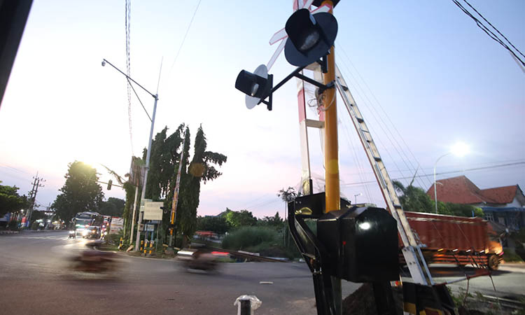 DIGANTI ELEKTRIK: Palang pintu perlintasan KA di jalur perlintasan langsung 189 Pilang, Kota Probolinggo telah diganti dengan sistem elektrik, Jumat (12/1) pagi.