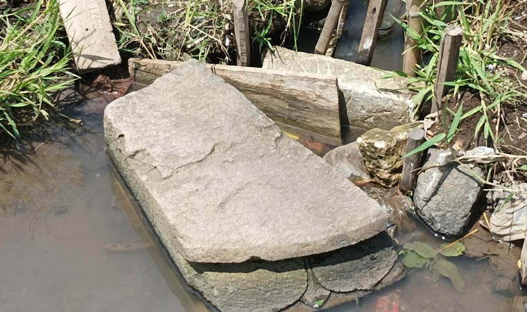 SISA: Salah satu batu balok yang dipercaya sebagai tangga atau pijakan Candi Kentrong pada situs Ketompen.